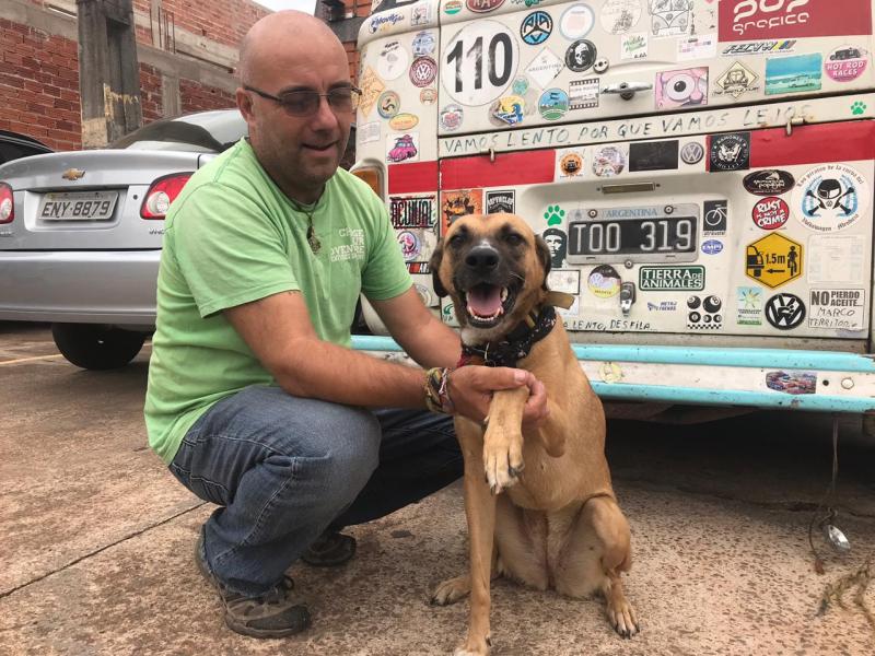 Gabriel Buosi: Claudio viaja com a companhia de Trompa, cachorra que ganhou durante viagem no Peru