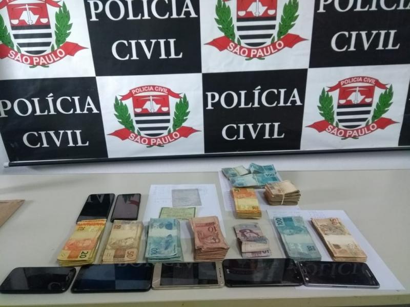 Polícia Civil: Houve apreensão de aparelhos celulares, dinheiro e relógio