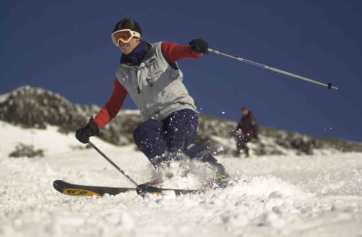 Turista esquia em Cerro Catedral, 120 quilômetros de pistas que atendem desde iniciantes até veteranos