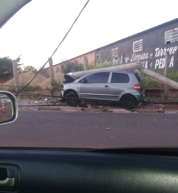 Cedida: Poste caiu em cima do carro, o que causou danos na lataria 