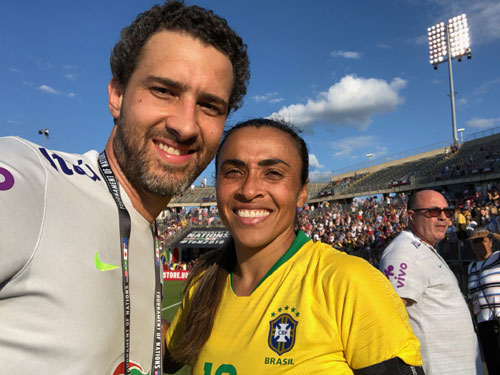 Foto: Divulgação: Nemi ao lado de Marta, considerada a maior jogadora de todos os tempos