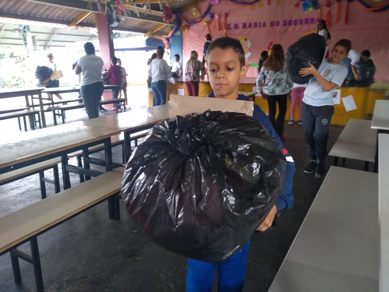 Weverson Nascimento - Entrega simbólica para o Fundo Social foi realizada ontem, na unidade escolar 