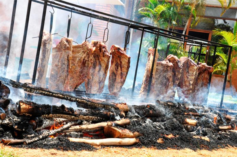 O churrasco típico gaúcho “fogo de chão” é atração aos domingos, no Terra Parque