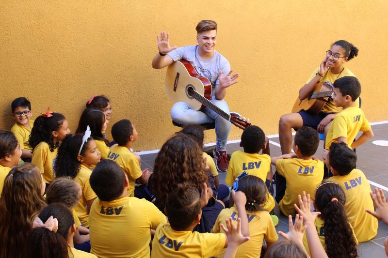 Thiago Ferreira: Ator, Lucas Santos, visitou a criançada na tarde de segunda-feira, na unidade da LBV em Prudente