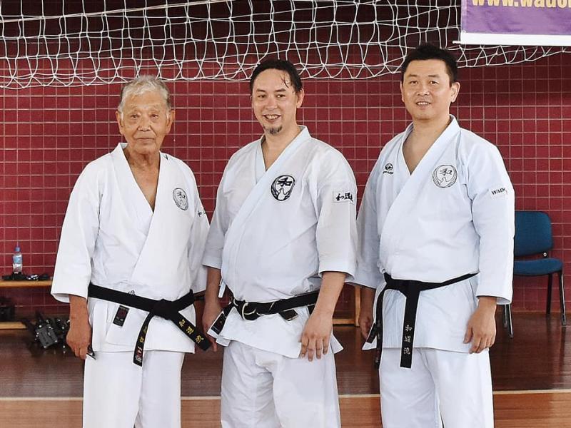 Foto: Organização Wadô-Ryu do Brasil - Mestre Koji, grão-mestre Hironori Otsuka III (centro) e Sérgio Takamatsu