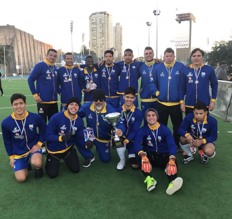 Breno Luis Casari (primeiro, acima, da esquerda para direita) com a Seleção Brasileira de Futebol 5, campeã do Torneio Cup, na Argentina