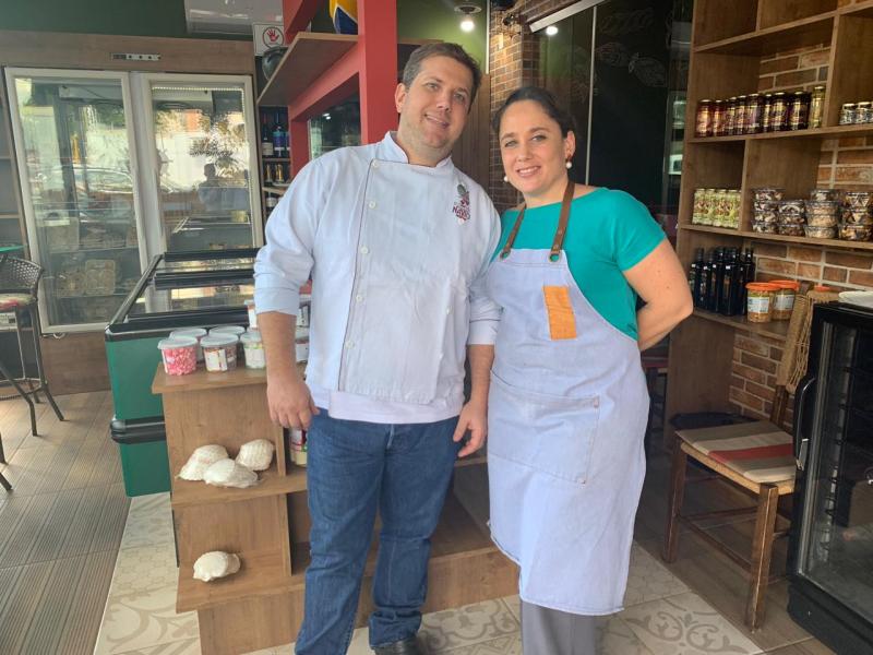 Maciel Siqueira e Luciana, na loja do Navio Restaurante: “clientes agora podem levar para casa alguns produtos servidos no restaurante”