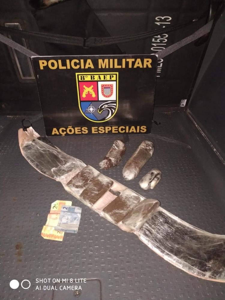 Polícia Militar: Drogas estavam amarradas na cintura da passageira