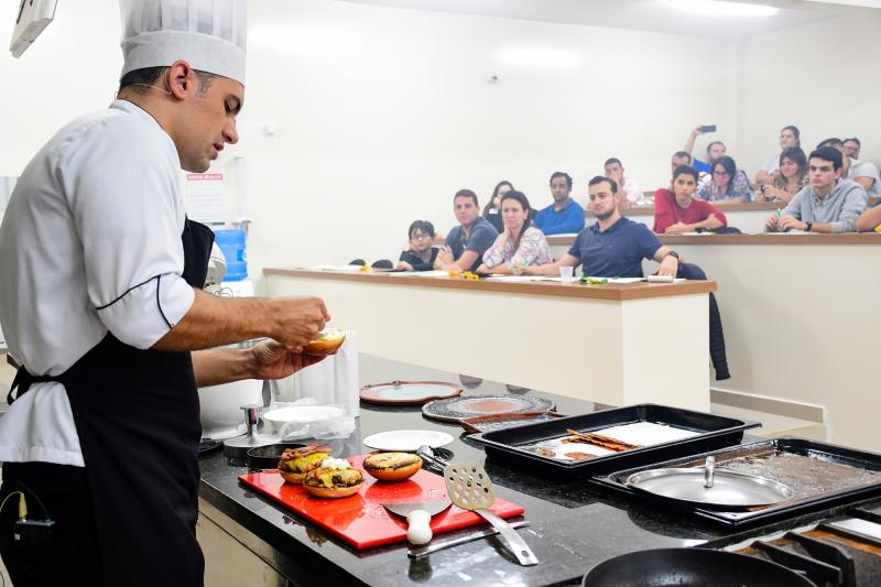 AI/Unoeste: Tradicional hambúrguer preparado em workshop da Unoeste, comandado pelo chef Guilherme Sanches Marques