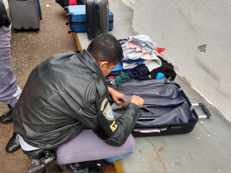 Polícia Militar Rodoviária: Policiais encontraram a drogas após desmontarem a mala