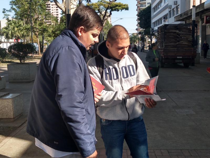 Marco Vinicius Ropelli - Gabriel Côrtes recebeu os panfletos e garantiu acreditar na prevenção de acidentes