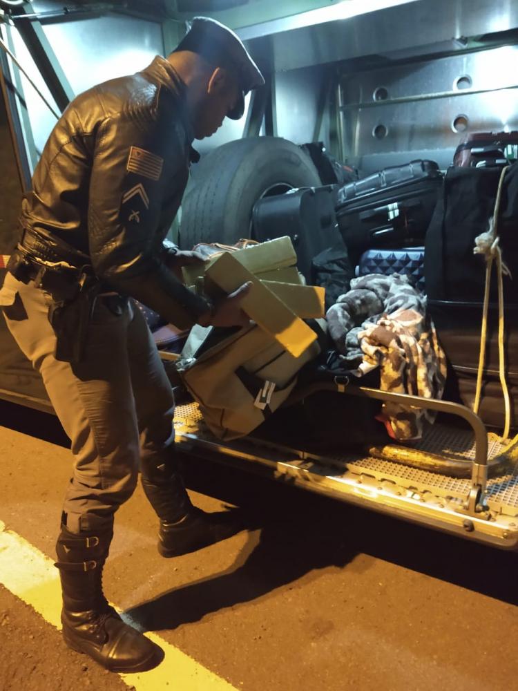 Polícia Militar Rodoviária - Entorpecente estava no bagageiro externo do coletivo