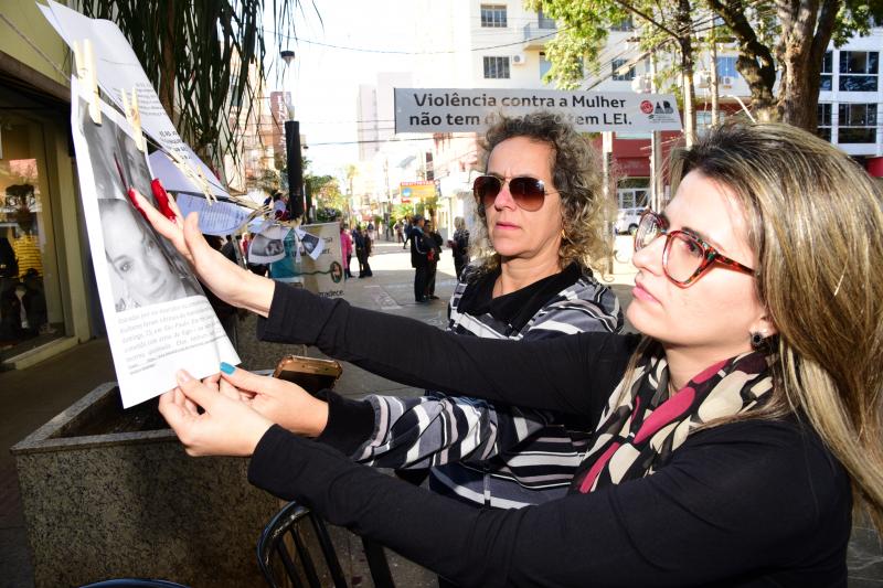 Paulo Miguel - Panfletos informam cidadãos que caminham na Praça Nove de Julho