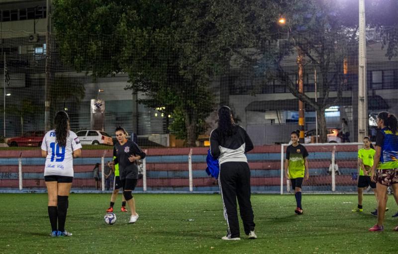 Foto - Divulgação/Coletivo Balaio -  Embora menos, Leniza também treina no gramado com suas jogadoras especialistas no futsal