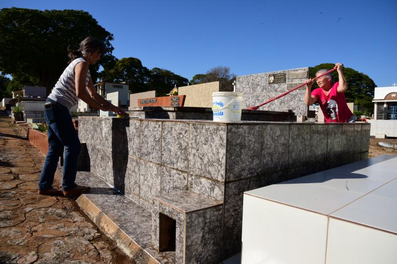 Paulo Miguel - No local, alguns familiares aproveitaram o sábado para limpar as sepulturas