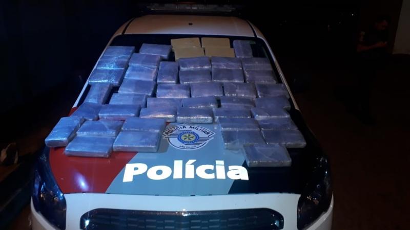 Polícia Militar - Homens foram flagrados com 41 tijolos de maconha e quatro de cocaína