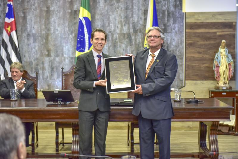 Divulgação - Cesar Lima recebe a placa de Cidadão Jauense das mãos do autor da homenagem, vereador Fernando Barbieri