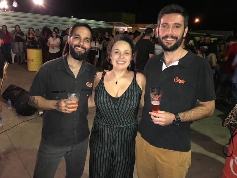 Mestres cervejeiros, Guilherme “Barba”, Larissa Colmanetti e Raphael Ribeiro comemoram 3 anos de Cervejaria Suinga com uma festona no quintal da fábrica