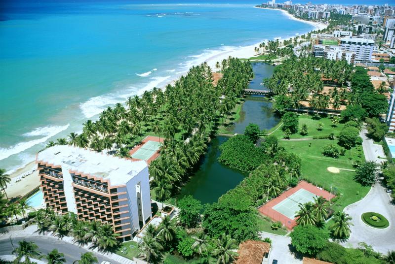 Belos resorts na orla de Maceió oferecem hospedagem de alto padrão diante de cenário paradisíaco