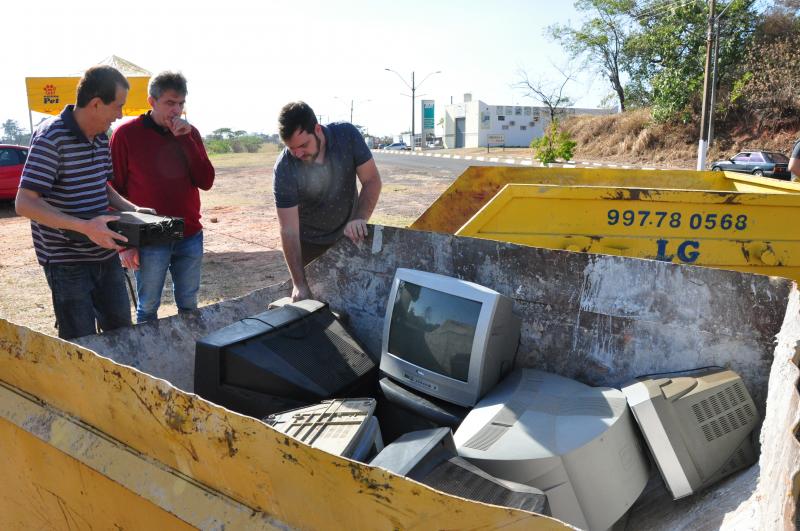 José Reis - Em menos de meia hora, fundo das caçambas já estavam forrados pelos eletrônicos 