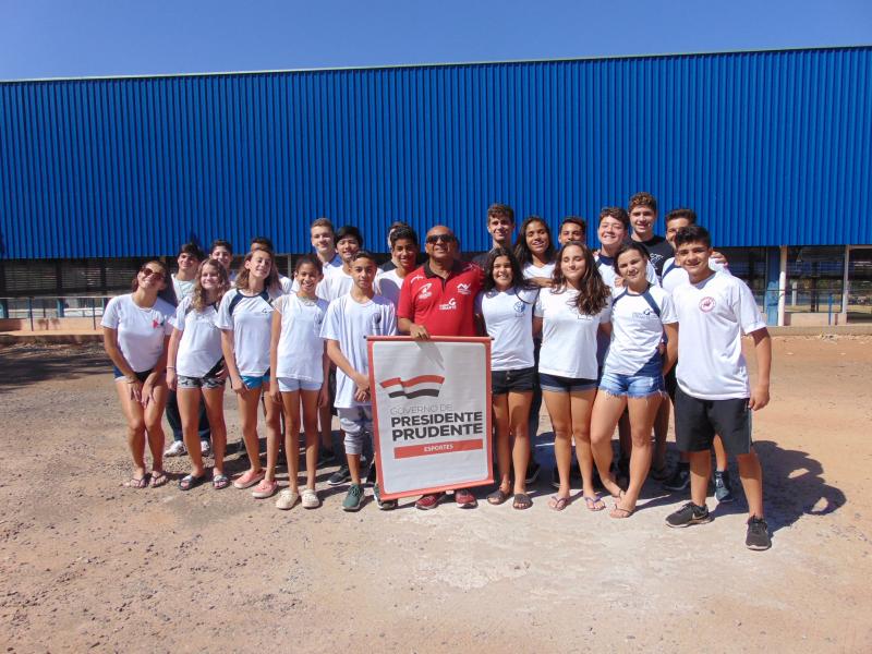 Foto: Cedida – Nadadores antes do embarque com destino a cidade de Votuporanga