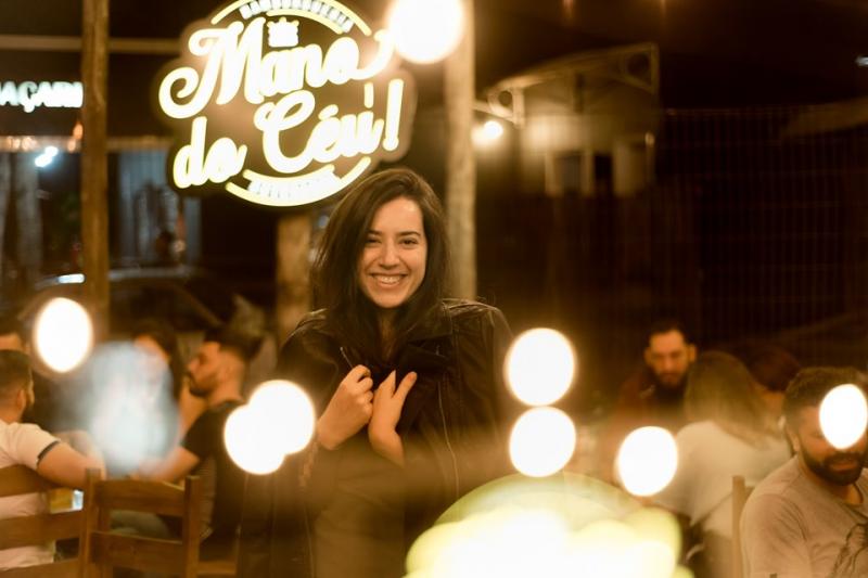 Fotógrafa Laura Dower na inauguração da nova Hamburgueria Mano do Céu