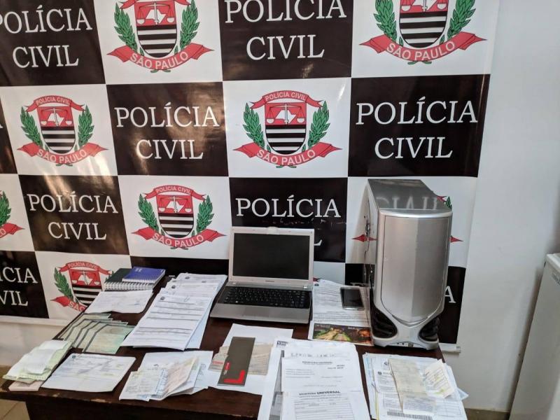 Polícia Civil - Documentos foram apreendidos durante a operação