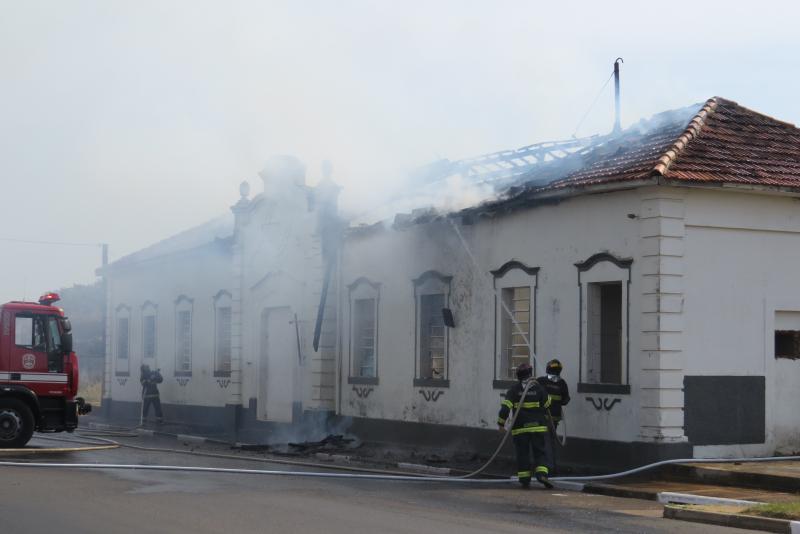 Cedida/Jornal Folha da Estância - Metade da estrutura e parte do telhado ficaram destruídos com o fogo