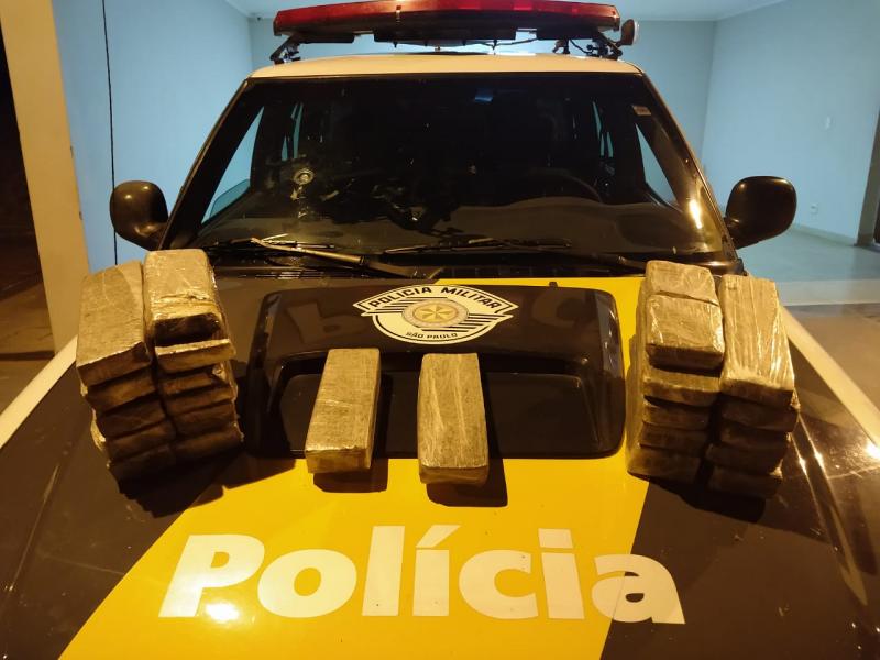 Polícia Militar Rodoviária - Droga foi encontrada em meio às bagagens da indiciada