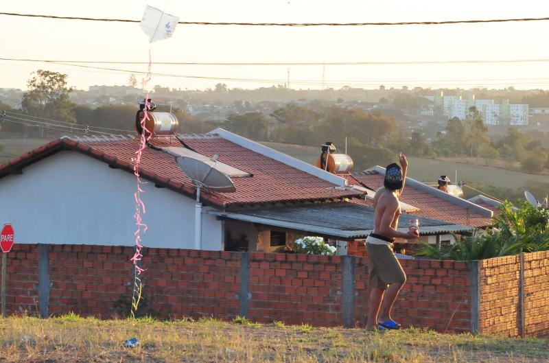 Arquivo - Brincar com pipas é divertido mas exige cautela e segurança