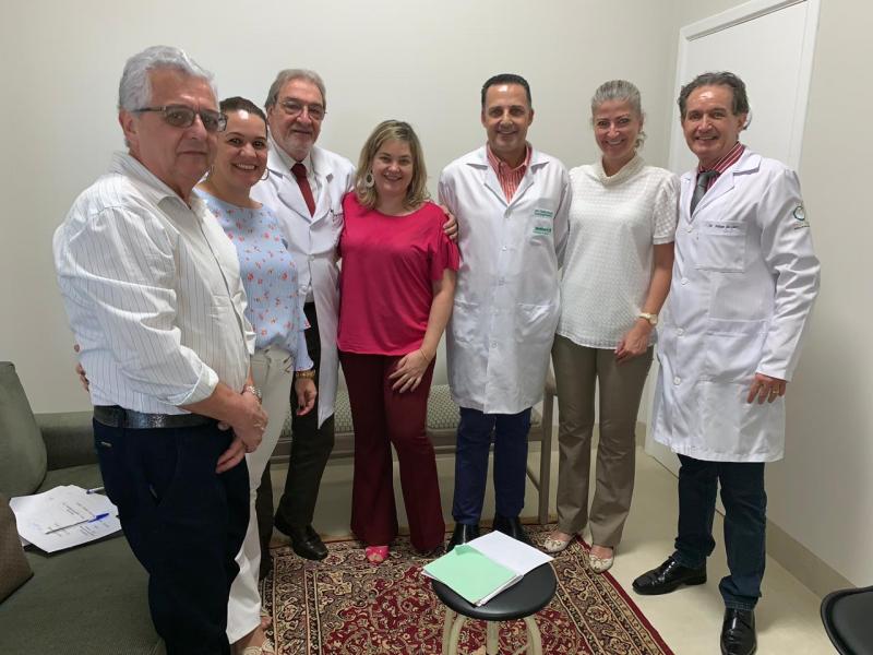 Os médicos Luciano Jaccoud, Luciana Jaccoud Escher, Juliana Cristina Kuhn Medina e Carlos Alberto Lima Boraschi, com Wilson Jaccoud e o professor Newton Eduardo Bosso