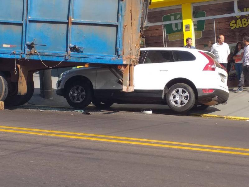 Reprodução/Facebook - Polícia conta que o caminhão perdeu o controle devido ao peso da carga
