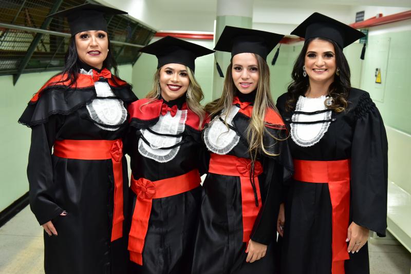 DIPLOMADAS Recém-formadas pelo curso de Direito da Unoeste, Adriana Oliveira, Daniela Souza, Silmara Ananias e Francielle Delgado