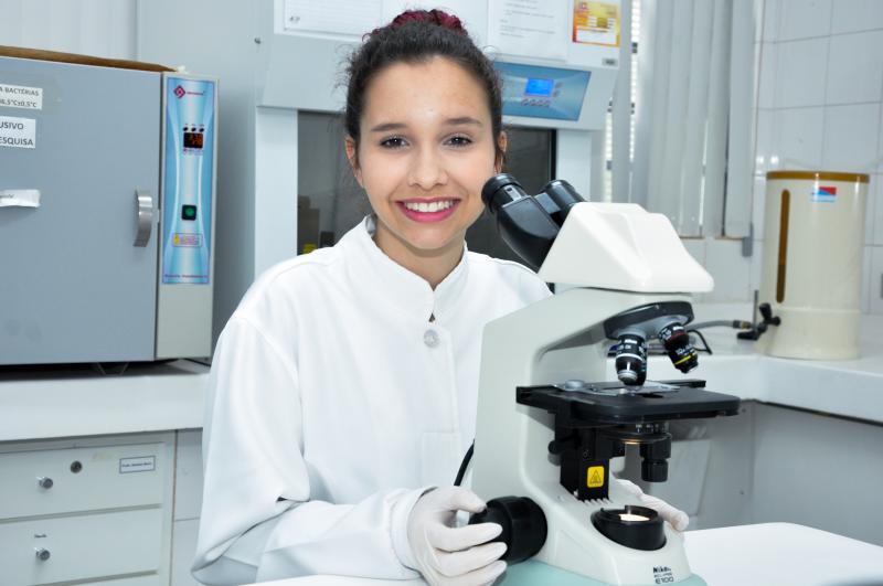 João Paulo Barbosa - Isabela, de 16 anos, faz pesquisa científica junto ao curso de Biomedicina, na Unoeste