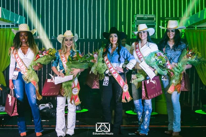 Madrinha da Expo, Vitória Cristine Silva Timotio; 1ª Princesa, Briani Luizi Rinaldi; Rainha Graciele Francine Santos; 2ª Princesa, Dgiovana Talita Nobrega Perrud; e Miss Simpatia, Mitillene Andreyna Galvão