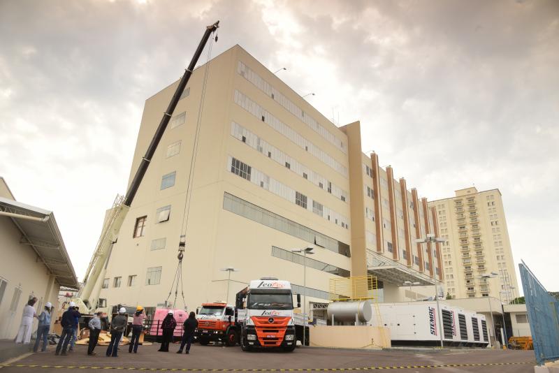 Paulo Miguel - Caminhões-guindaste fizeram a elevação do equipamento ao segundo andar do prédio