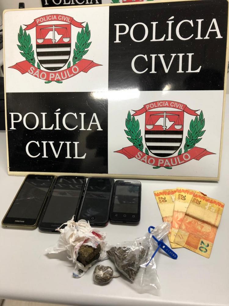 Polícia Civil - Porções de maconha e celulares também foram apreendidos