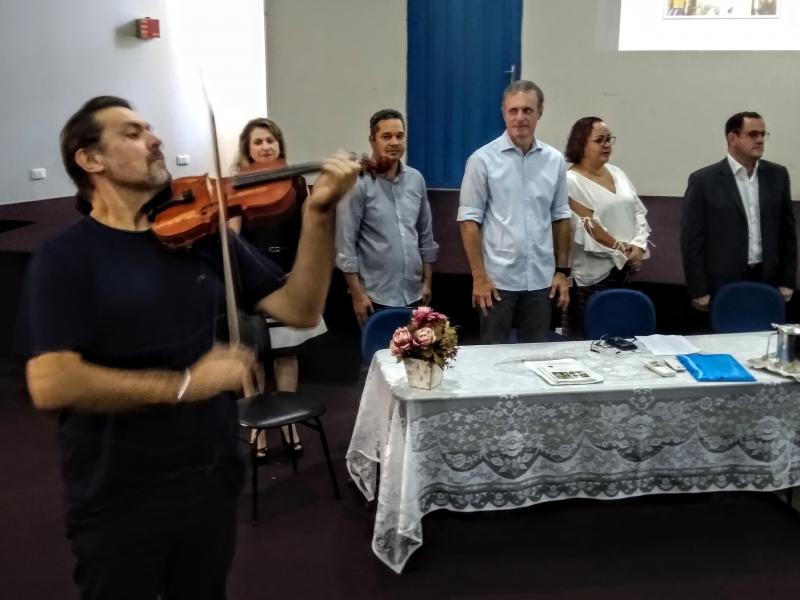 Marco Vinicius Ropelli - Maestro Luizão, do Projeto Camerata, abriu o lançamento do guia tocando o Hino Nacional