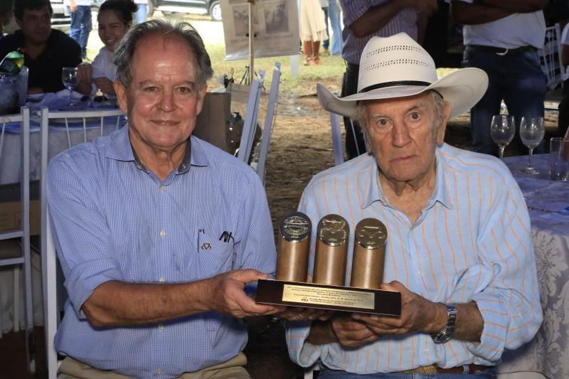 Agência Publique: Presidente da ABCZ, Arnaldo Manuel Borges, entrega homenagem ao pecuarista, Antônio Renato Prata