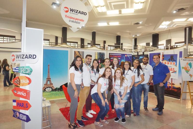 Equipe da escola de idioma Wizard, na Feira das Profissões, no campus II da Unoeste