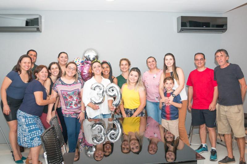 Turma reunida em uma festinha surpresa para homenagear a querida Paula Cassanho Vaz