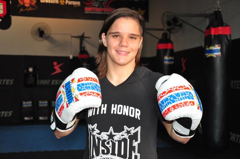 Arquivo - Ariane representa PP no México, em competição do UFC dia 21