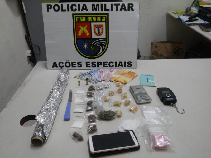 Polícia Militar - Drogas e materiais localizados foram apreendidos pelo policiamento