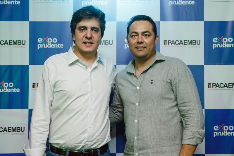Frederico Escobar, diretor comercial da Pacaembu Construtora, e Alex Alves, supervisor comercial, em Presidente Prudente, na Expo Prudente 2019