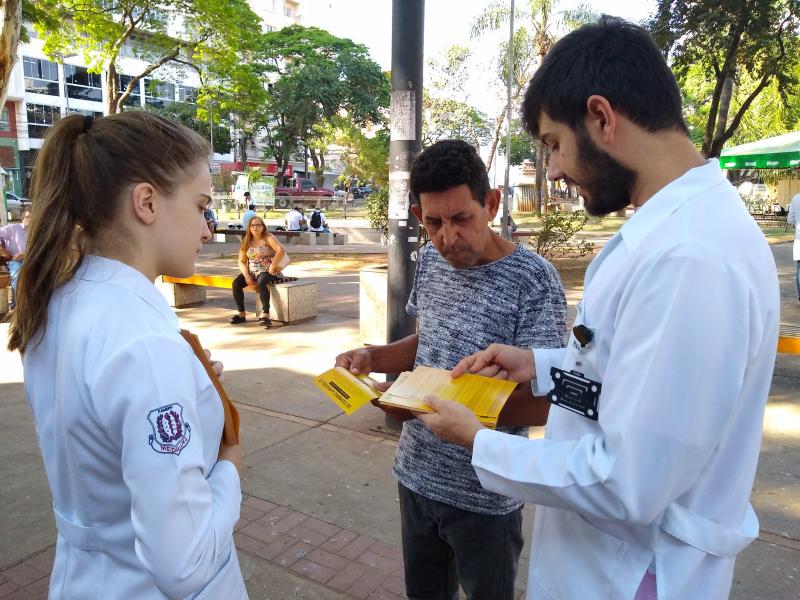 Marco Vinicius Ropelli - Estudantes da Unoeste colaboraram na distribuição de informativos e flores