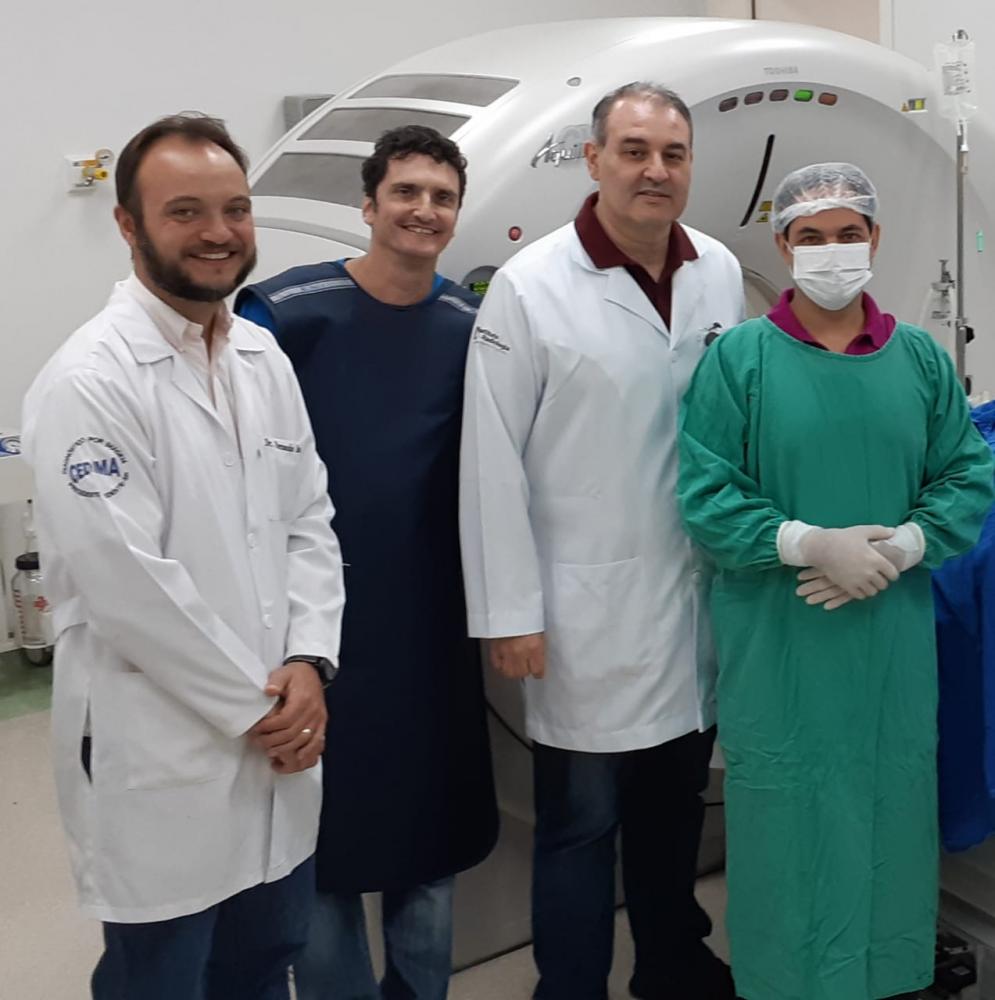 Doutores, Fernando Almeida (radiologista), Clovis Eduardo Baptistini (anestesista), Fabio Barbosa (radiologista) e Leandro Kefalas (radiologista e intervencionista) na tomografia da Santa Casa de Prudente