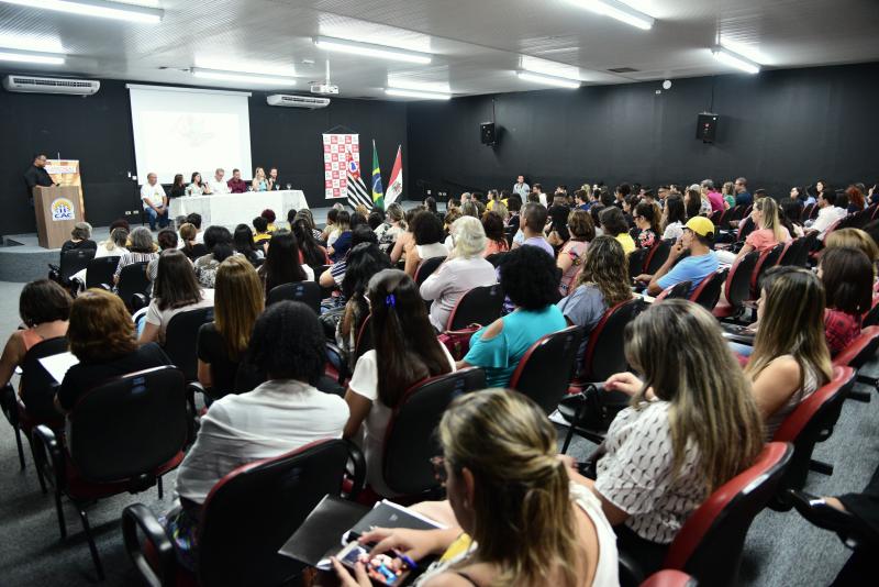 Paulo Miguel - Evento reuniu assistentes sociais, representantes de entidades assistidas e cidadãos em geral