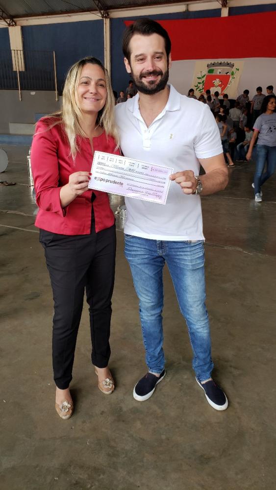 Presidente do Lar Santa Filomena Viviane Scucuglia e um dos organizadores da Expo Prudente Guilherme Piai que entrega parte da verba arrecada no evento em doação para entidade