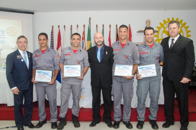 Cedida - Bombeiros foram reconhecidos pela entidade humanitária em cerimônia realizada ontem