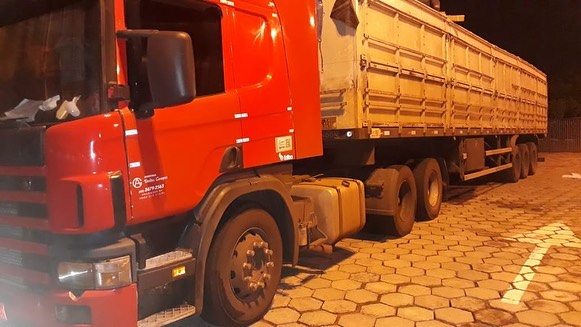 Polícia Militar - Carga era transportada numa carreta, abordada na a Estrada Vicinal Maria Ruiz Martins